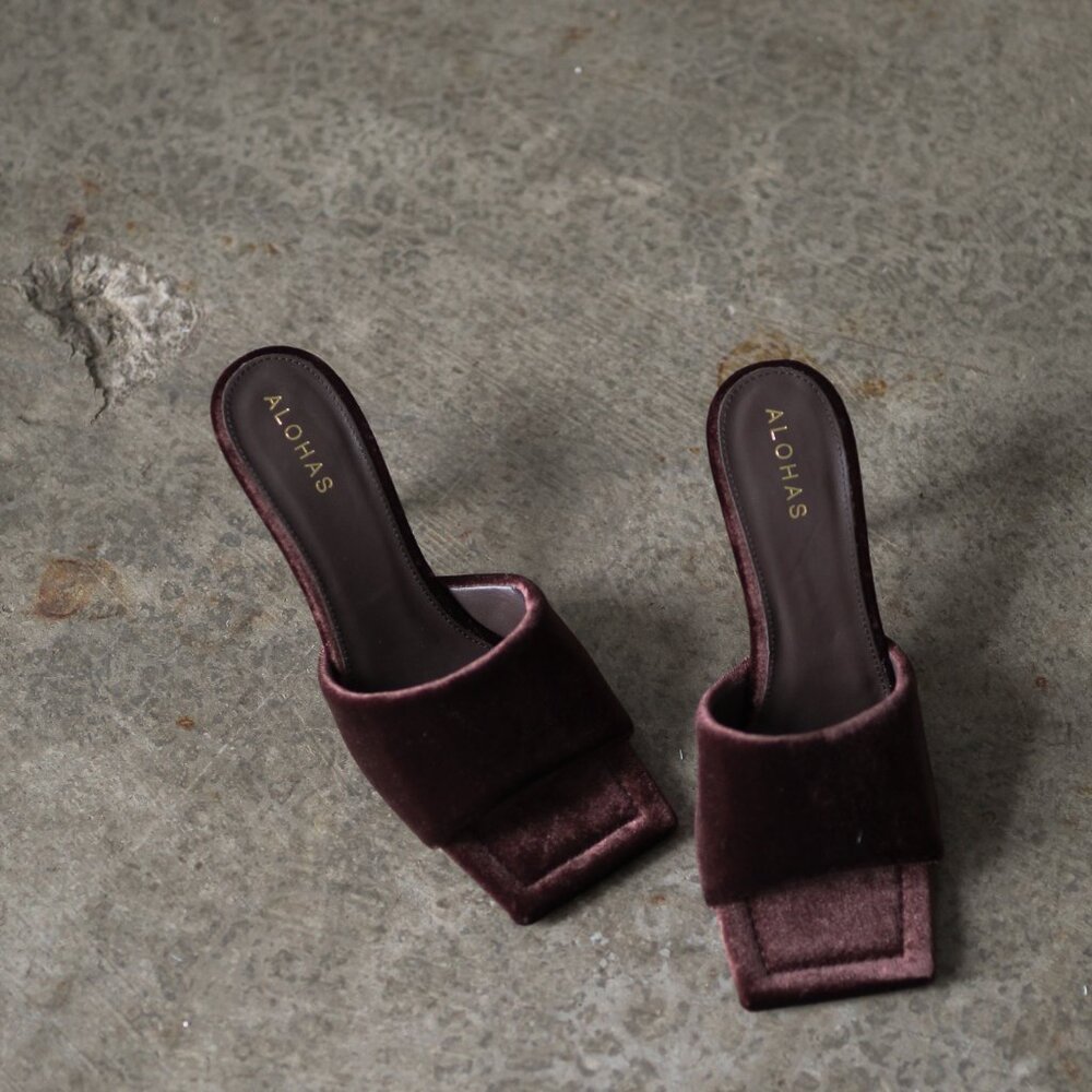 ALOHAS Puffy Heeled Velvet Sandal